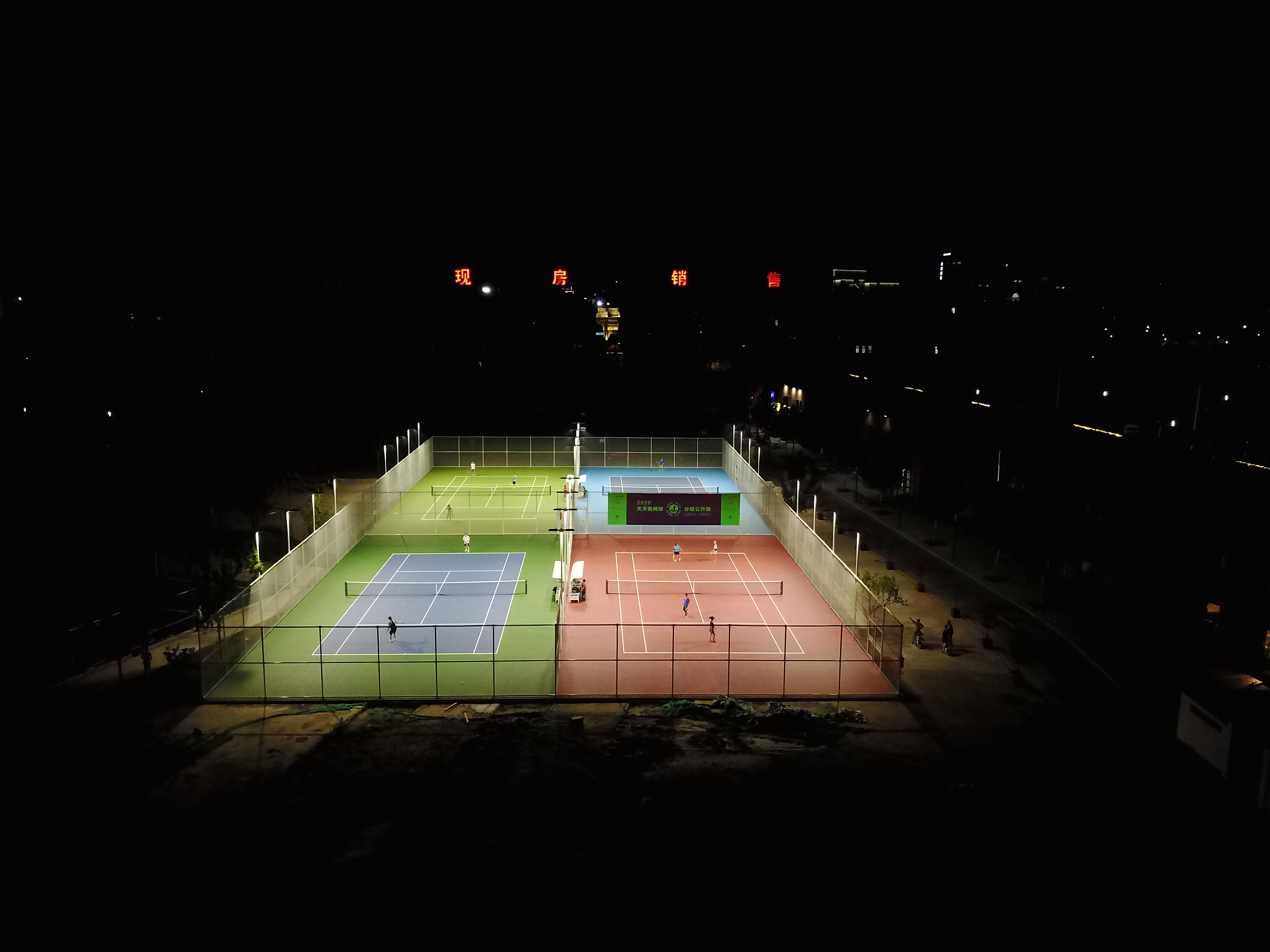 产品|一场关于网球与黑夜的较量