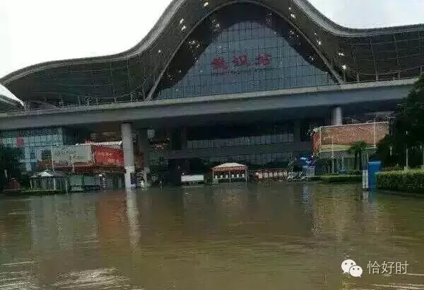 湖北暴雨武汉告急！武汉加油，恰好时与你们同在！