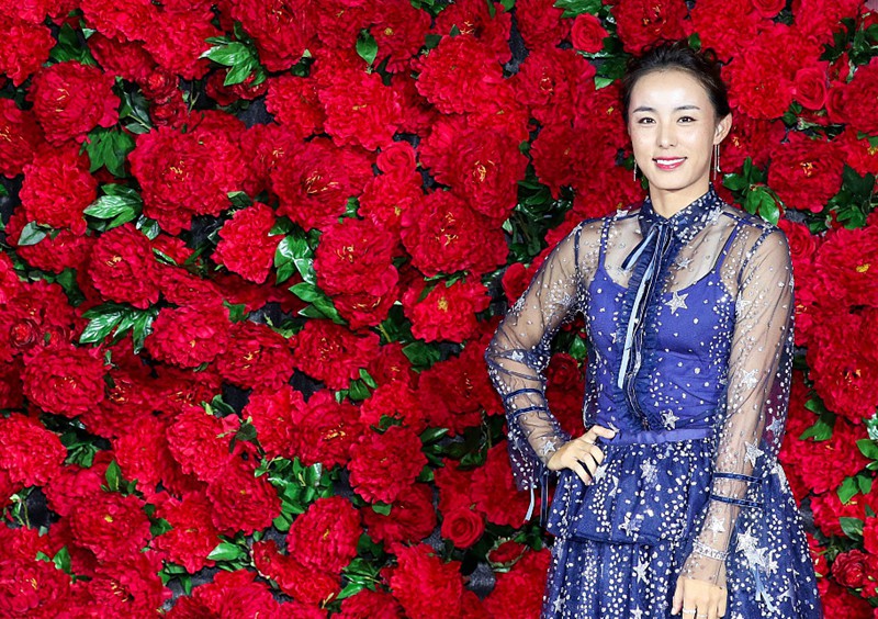 专题：网球选手本来就很美 华丽长裙展现线条质感