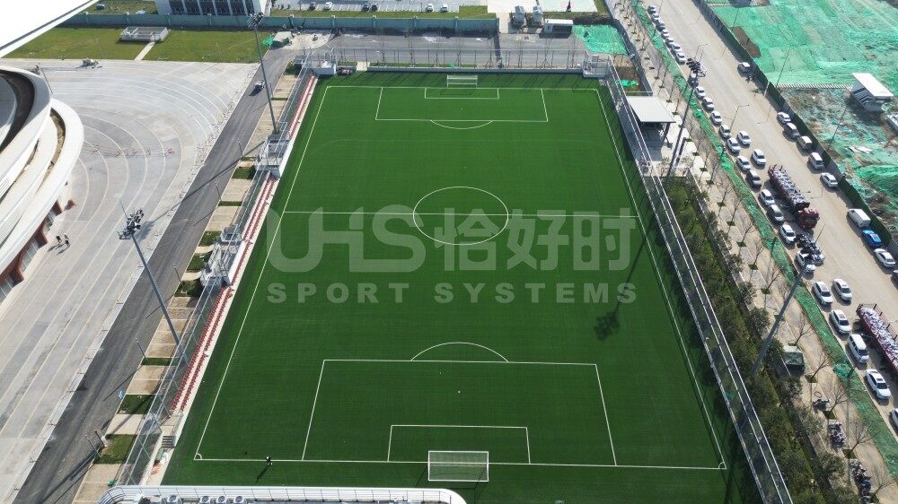 定制体育场围栏网：从颜色到尺寸，如何匹配足球/篮球/田径场？